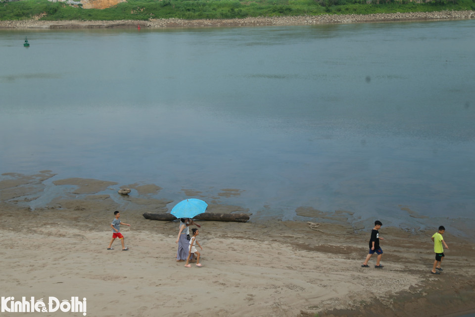 Nhiều người dân tranh thủ xuống lòng sông Đà dạo chơi vào buổi chiều.