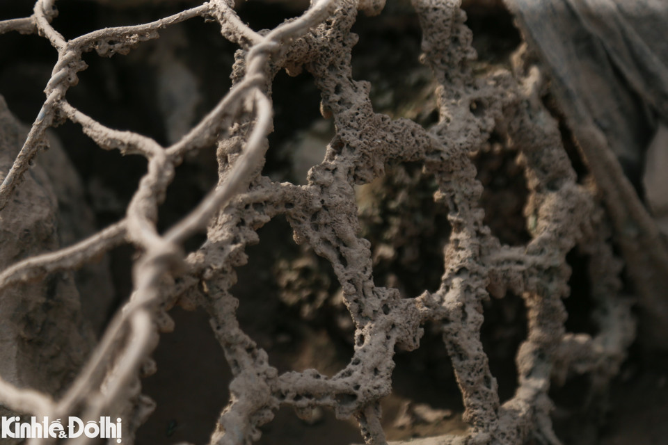 Mực nước sông Đà xuống thấp kỷ lục khiến nhiều hộ nuôi cá lồng trên địa bàn xã Xuân Lộc (phía dưới cầu Đồng Quang) gặp rất nhiều khó khăn.