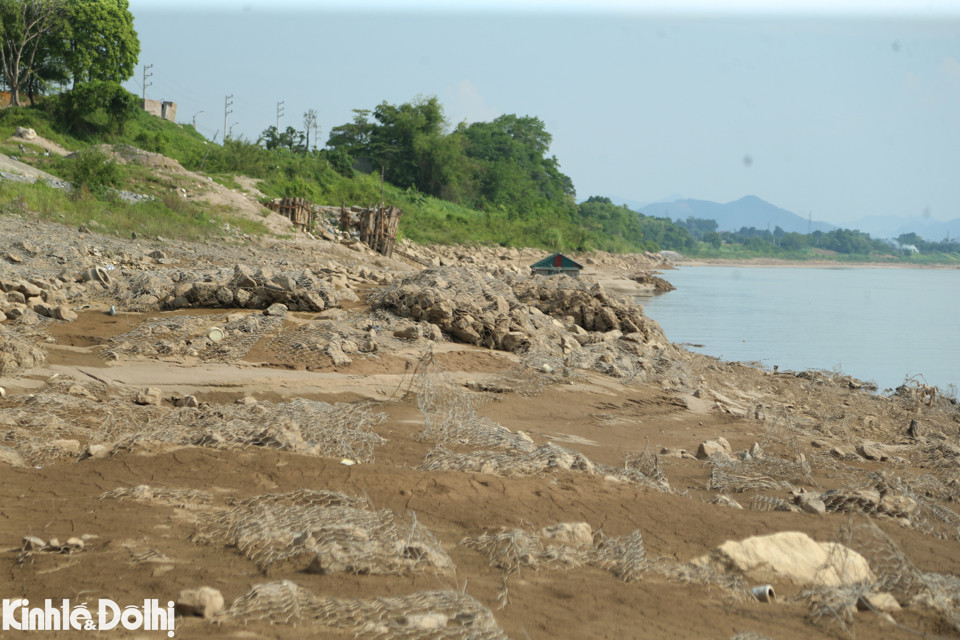 Theo như người dân tại hai bên bờ sông chia sẻ, đây không phải là lần đầu tiên mực nước sông Đà cạn nước. Trong khoảng gần 1 tháng trở lại, sông Đà cạn sau đạt mức kỷ lục chưa từng có.