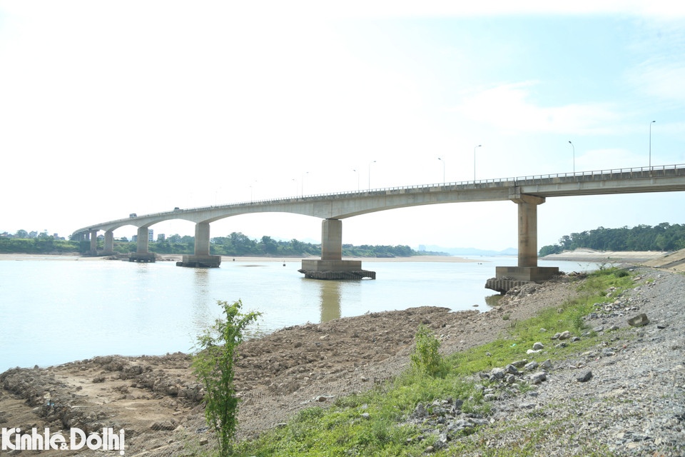 Ghi nhận của phóng viên Kinh tế&amp;Đô thị tại khu vực cầu Đồng Quang (nối liền Hà Nội và Phú Thọ), mực nước của dòng sông Đà thấp hơn nhiều so với vạch mực nước dâng bình thường như những ngày trước đó.