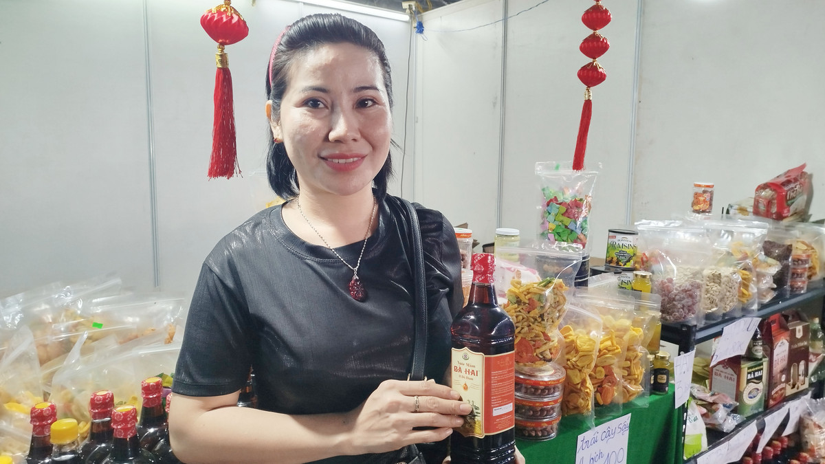 Chị Bùi Thị Tuyết Lan - Trưởng bộ phận kinh doanh của Công ty TNHH nước mắm Bà Hai thuộc phường Phú Hài, TP. Phan Thiết, T. Bình Thận cho biết: "Năm nay doanh nghiệp tham gia phiên chợ Công đoàn tại Đồng Nai với nhiều sản phẩm nước mắm của công ty giảm giá từ 5% đến 10% cho anh chị em công nhân."