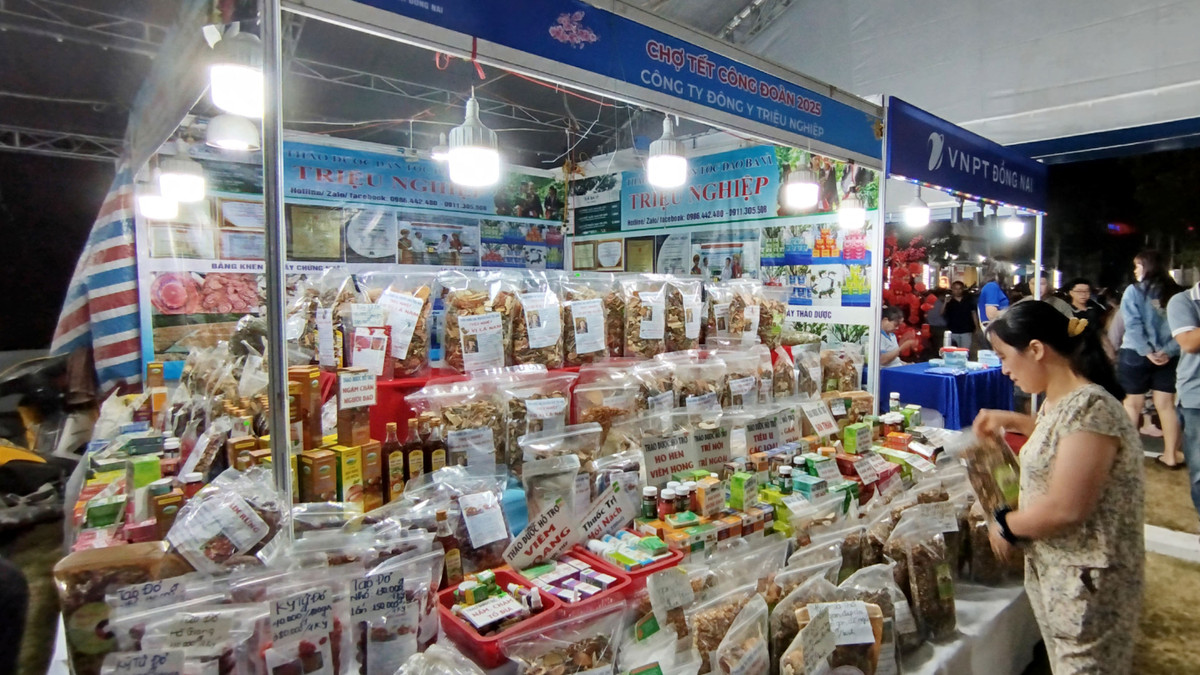 Các sản phẩm hàng hóa tại phiên chợ đa dạng, mẫu mã bắt mắt. Tất cả các sản phẩm đều được bán với giá ưu đãi cho người lao động.