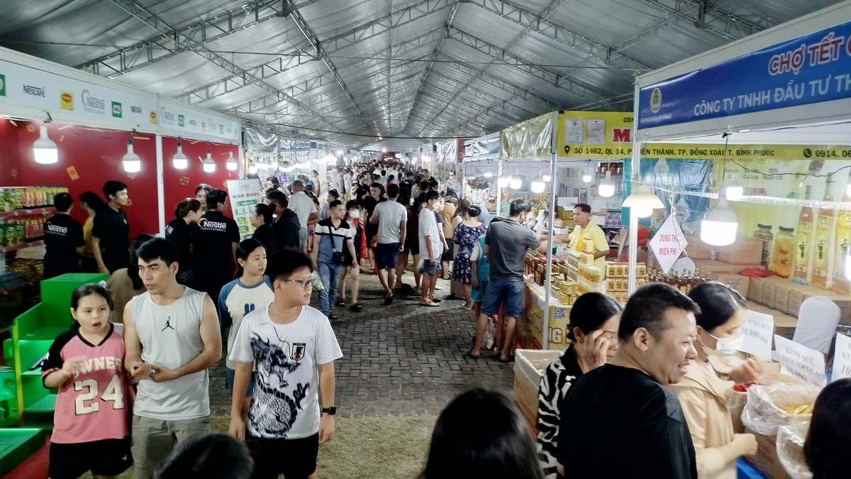 Phiên chợ có 100 gian hàng của các doanh nghiệp trong và ngoài tỉnh tham gia. Trong đó, 20 gian hàng là các sản phẩm OCOP thuộc các doanh nghiệp, các cơ sở sản xuất, hộ kinh doanh cá thể đã được chứng nhận danh hiệu và 80 gian hàng thương mại.