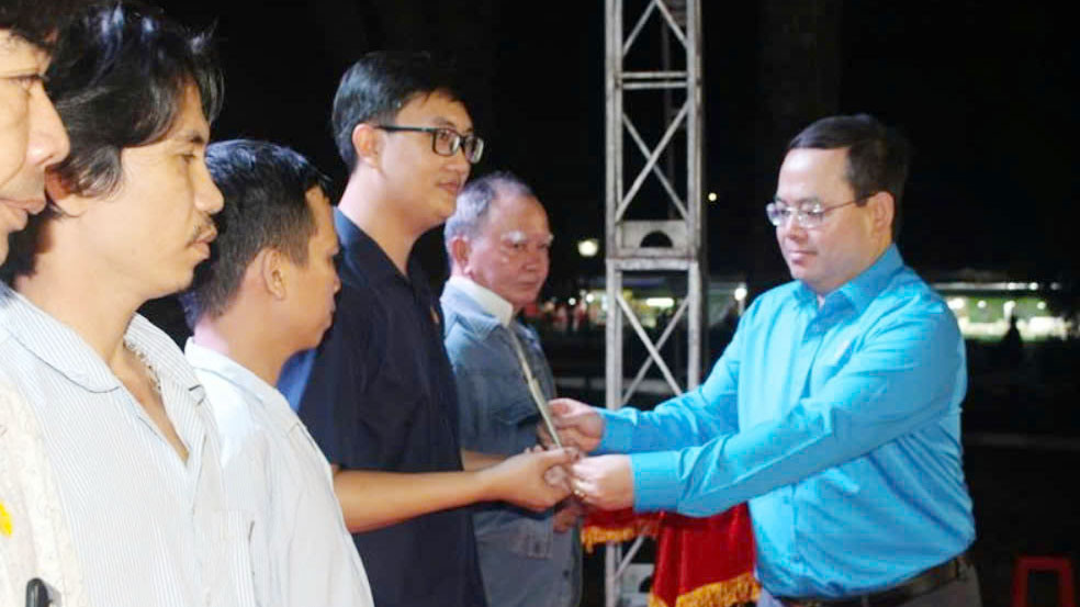 Tại phiên chợ lần này, Liên Đoàn Lao Động tỉnh Đồng Nai cũng đã trao 100 phần quà cho đoàn viên, người lao động có hoàn cảnh khó khăn. Mỗi phần quà gồm tiền mặt 1 triệu đồng từ nguồn của UBND tỉnh Đồng Nai. Bên cạnh đó, trao các suất quà là hiện vật trị giá 300 ngàn đồng.