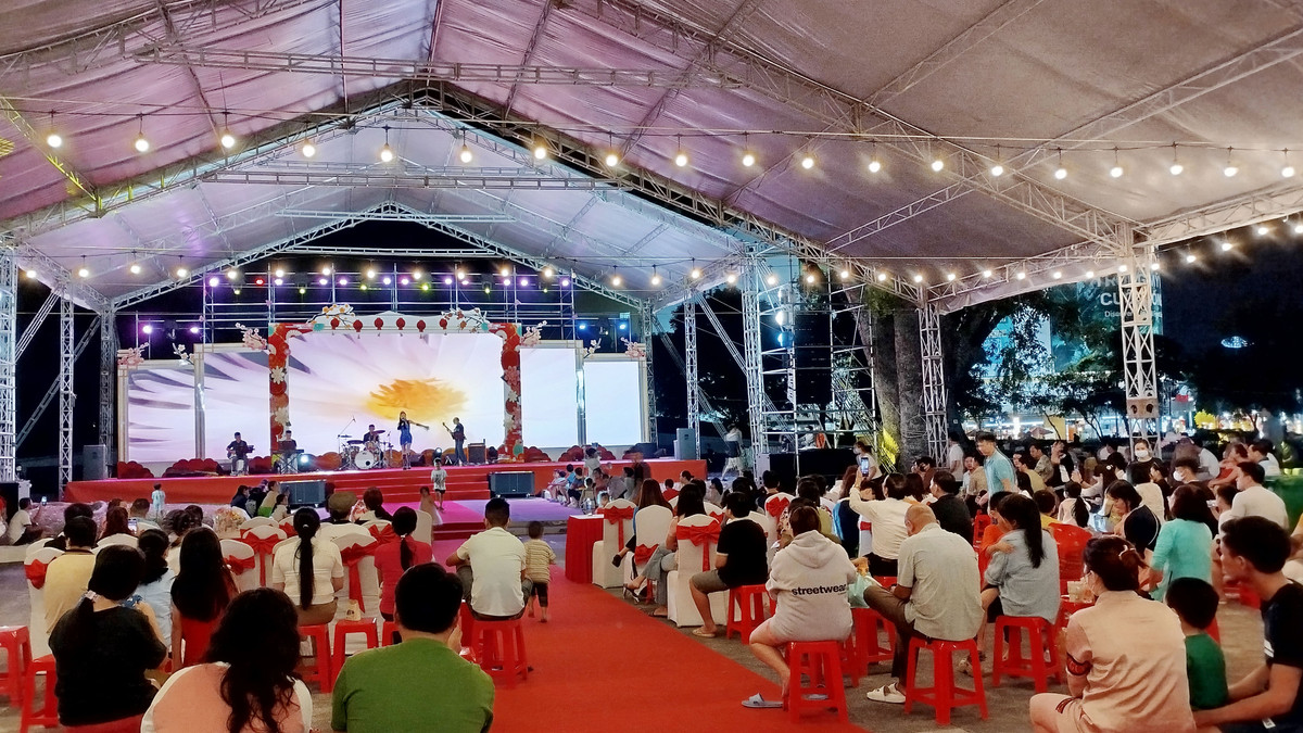 Bên cạnh các gian hàng, Ban tổ chức cũng tổ chức nhiều không gian hoạt động văn hóa, văn nghệ, ẩm thực phục vụ người tham gia phiên chợ.