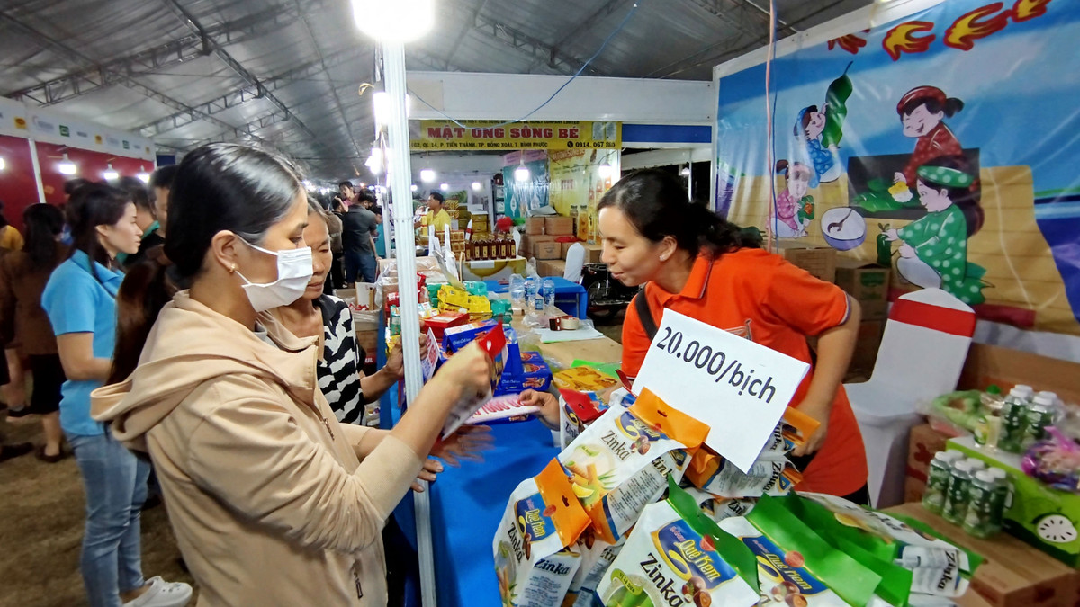 Chị Nguyễn Thị Thanh- Công nhân tại khu công nghiệp Biên Hòa 2 cho biết: "Tại chợ tết năm nay, các sản phẩm có giá rẻ hơn ngoài thị trường, tạo điều kiện cho người công nhân như chị có điều kiệm sắm tết đầy đủ, giảm áp lực chi tiêu mua sắm cuối năm của gia đình".