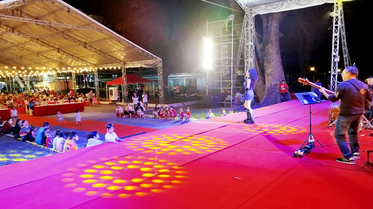 Sân khấu ca nhạc cùng chương trình rút thăm trúng thưởng được tổ chức hằng đêm phục vụ nhu cầu giải trí cuối năm cho công nhân.