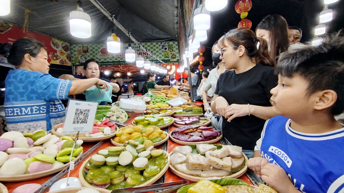 Khu ẩm thực phục vụ tại phiên chợ.