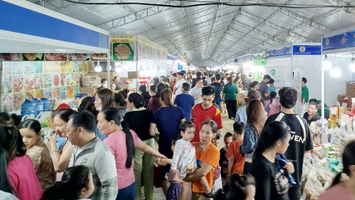 Phiên chợ thu hút hàng ngàn lượt người tham gia mua sắm.