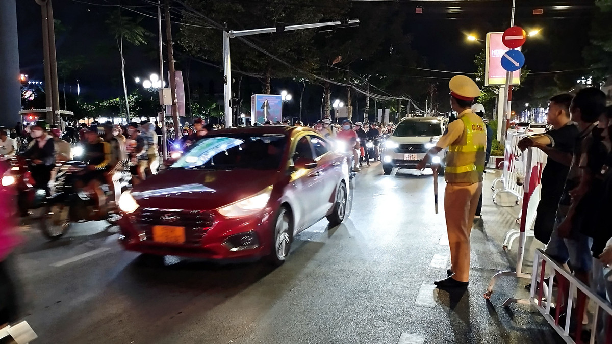 Lực lượng chức năng đảm bảo điều tiết giao thông và an ninh tại lễ hội.