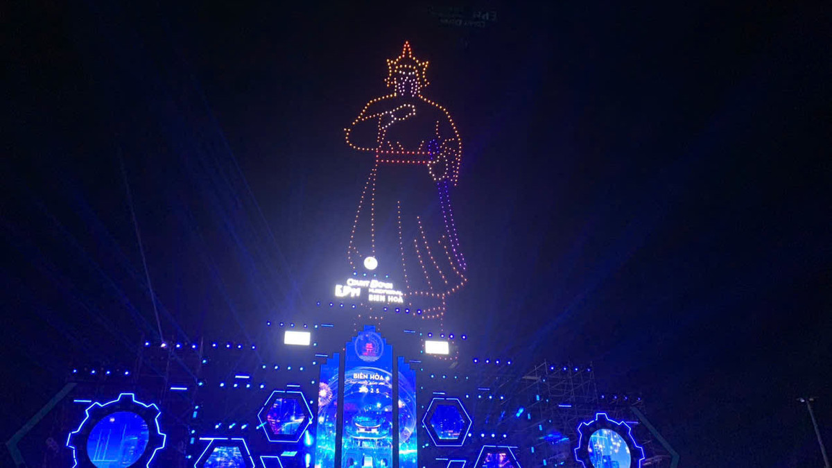 Dronelight xếp hình Lễ Thành hầu Nguyễn Hữu Cảnh - Người có công khai phá vùng đất phương nam.