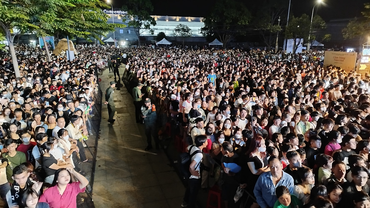 Biển người hướng về công viên Dương Tử Giang đón chào năm mới