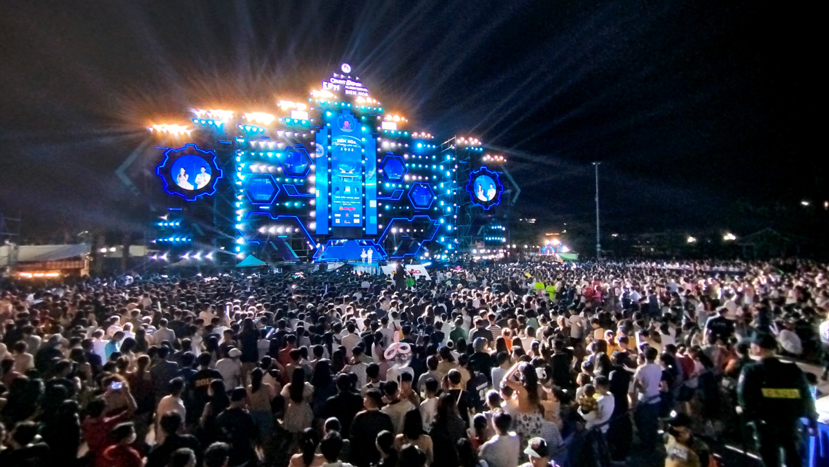 Hàng ngàn người cuồng nhiệt với các tiết mục âm nhạc MDM. 