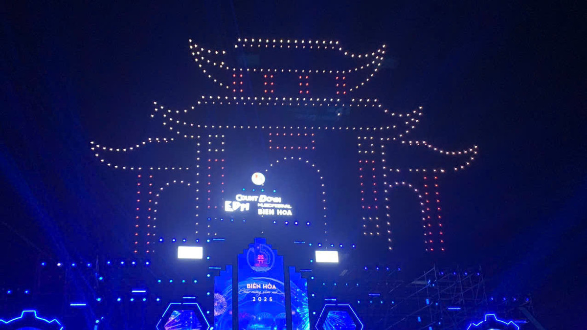 Mành trình diễn Droneshow với 500 Dronelight xếp hình nghệ thuật