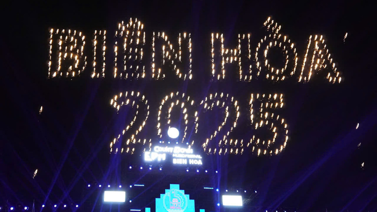 Dronelight xếp hình chúc mừng năm mới 2025.