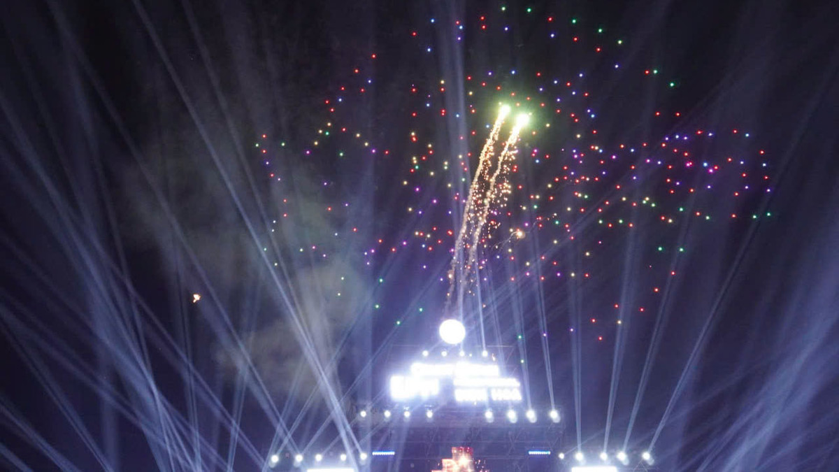 Pháo hoa nghệ thuật kết hợp Dronelight