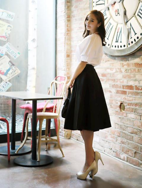 Bạn nên chọn mẫu chân váy có độ xoè bồng từ cạp xuống, lúc này toàn bộ vòng 3 sẽ được che bởi lớp xoè bồng của chiếc váy