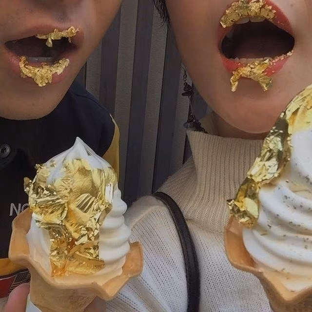 Màu vàng óng của kim loại quý giá này quả thực khiến món kem có một sức hút khó và sang chảnh, bắt mắt người mua.