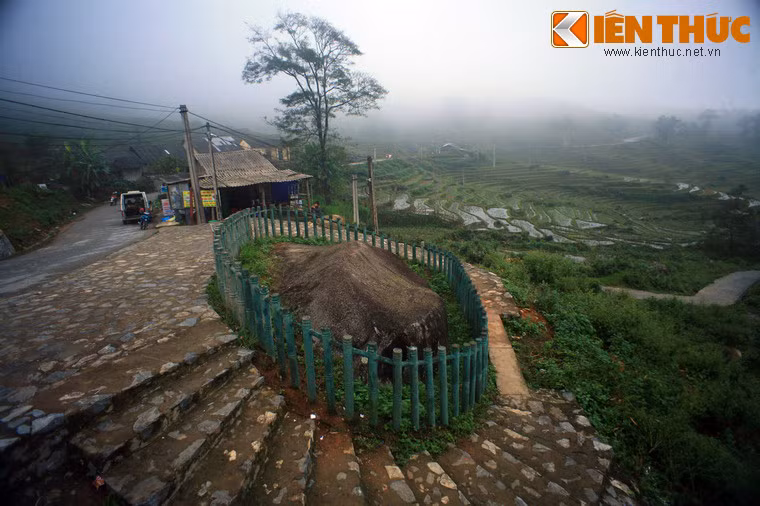 Nằm tại thung lũng Mường Hoa, trên địa bàn ba xã Hầu Thào, Sử Pán và Tả Van huyện Sa Pa, tỉnh Lào Cai, bãi đá cổ Sa Pa ẩn chứa nhiều bí mật cho đến nay vẫn chưa được giải mã.