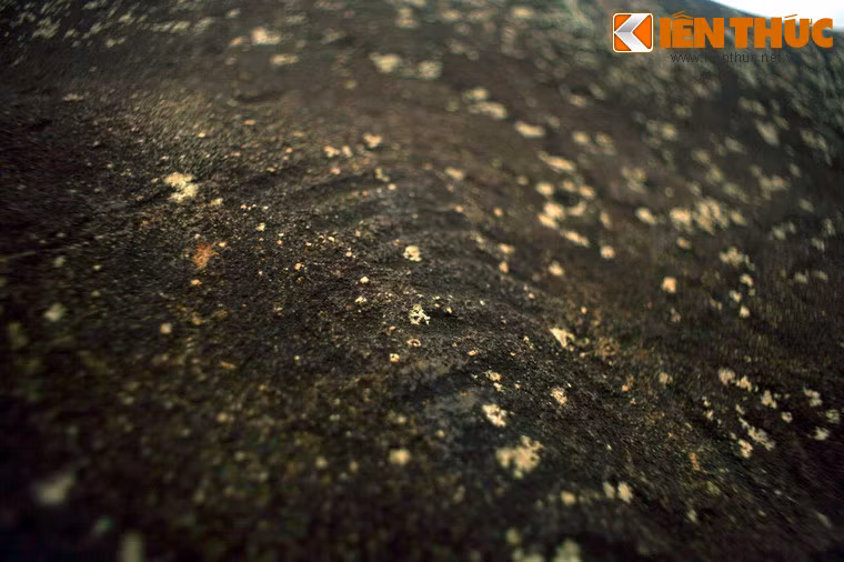 Tuy nhiên, trong những năm qua, nhiều tảng đá cổ trong di tích này đã bị xâm hại nghiêm trọng bởi những du khách thiếu ý thức.