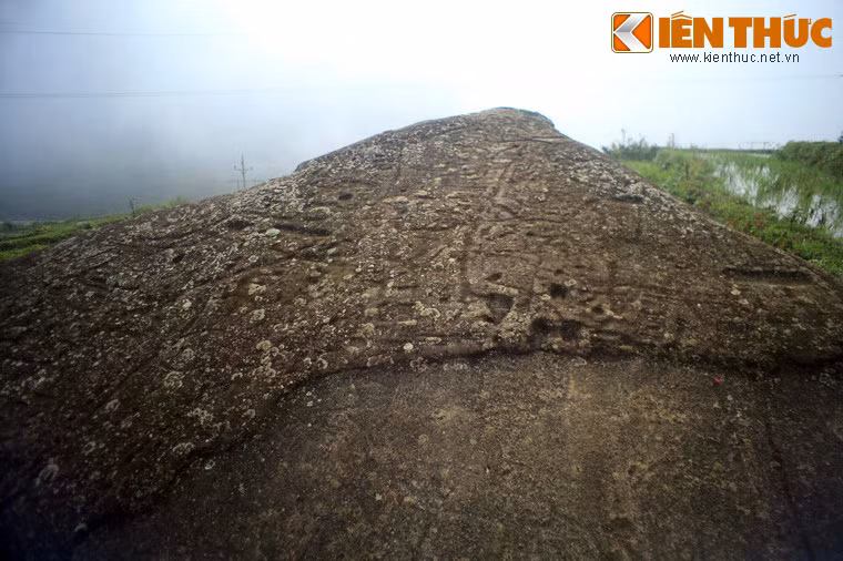 Bãi đá trải rộng 8 km² với gần 200 khối đá khắc những hoa văn kỳ lạ với nhiều hình dạng như bậc thang, hình người, con đường, chữ viết... Có những rãnh tròn khá giống biểu tượng mặt trời, hình nam nữ giao phối, và rất nhiều những vạch kẻ lạ mắt.