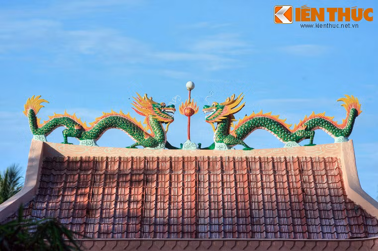 Cặp rồng chầu trên mái chính điện.