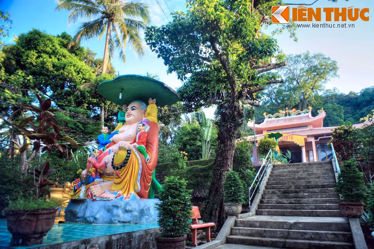 Tọa lạc trên địa bàn thị trấn Dương Đông, huyện Phú Quốc, tỉnh Kiên Giang, chùa Sư Muôn, tên chữ Hán là Hùng Long tự, là một ngôi chùa có tuổi đời gần 100 năm của hòn Đảo Ngọc.