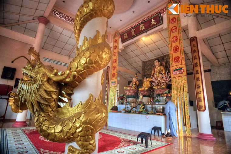 Cột rồng chống đỡ chính điện.