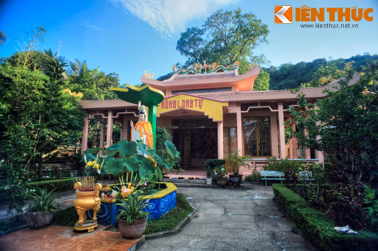 Chùa được xây dựng năm 1932 bởi nhà sư Nguyễn Kim Môn (1892-1946). Ông vốn là một nhân viên ngân hàng Đông Dương, sau khi ngộ đạo đã đi tu và truyền đạo ở nhiều nơi như đảo Thổ Chu, đảo Hòn Thơm…. cuối cùng ông dừng chân ở Phú Quốc và dựng chùa. Do dánh tiếng của ông nên người dân gọi chùa là chùa Sư Môn, theo thời gian chệch thành Sư Muôn.