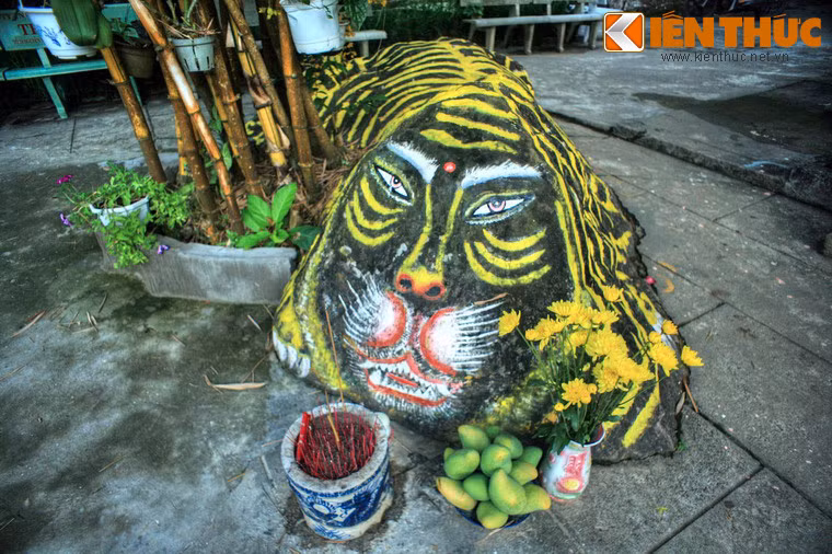 Trước chính điện của chùa Sư Muôn có một tảng đá tự nhiên được sơn phết thành hình Ông Hổ theo một truyền thuyết có từ thời khai phá Phú Quốc.