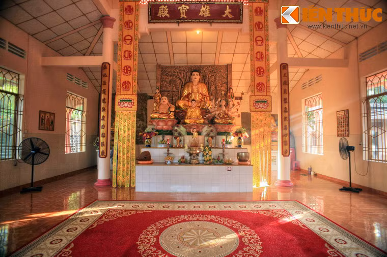 Chính điện được cất trên nền đá cao gần 3 mét bên trong thờ tượng Phật lớn, với đường nét điêu khắc sắc sảo.