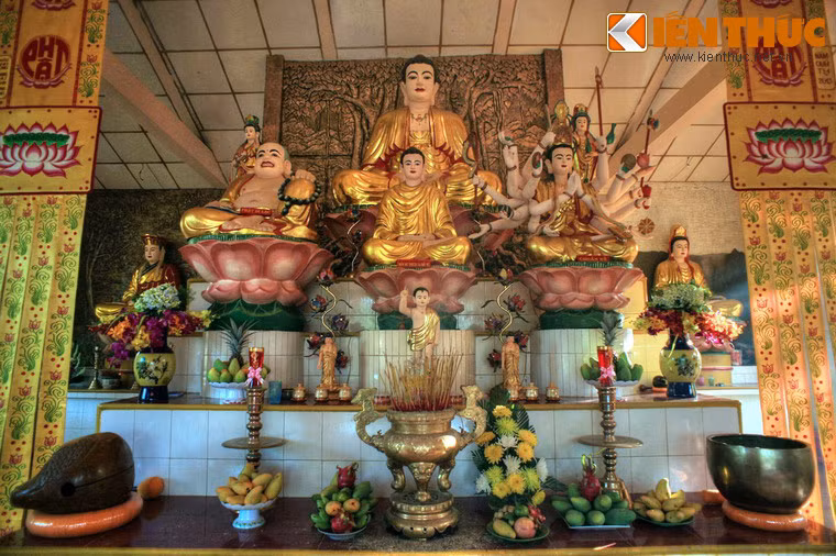 Ngày nay, chùa Sư Muôn không chỉ là nơi sinh hoạt tôn giáo quan trọng của người dân địa phương mà còn là điểm tham quan thu hút rất nhiều du khách ở Phú Quốc.