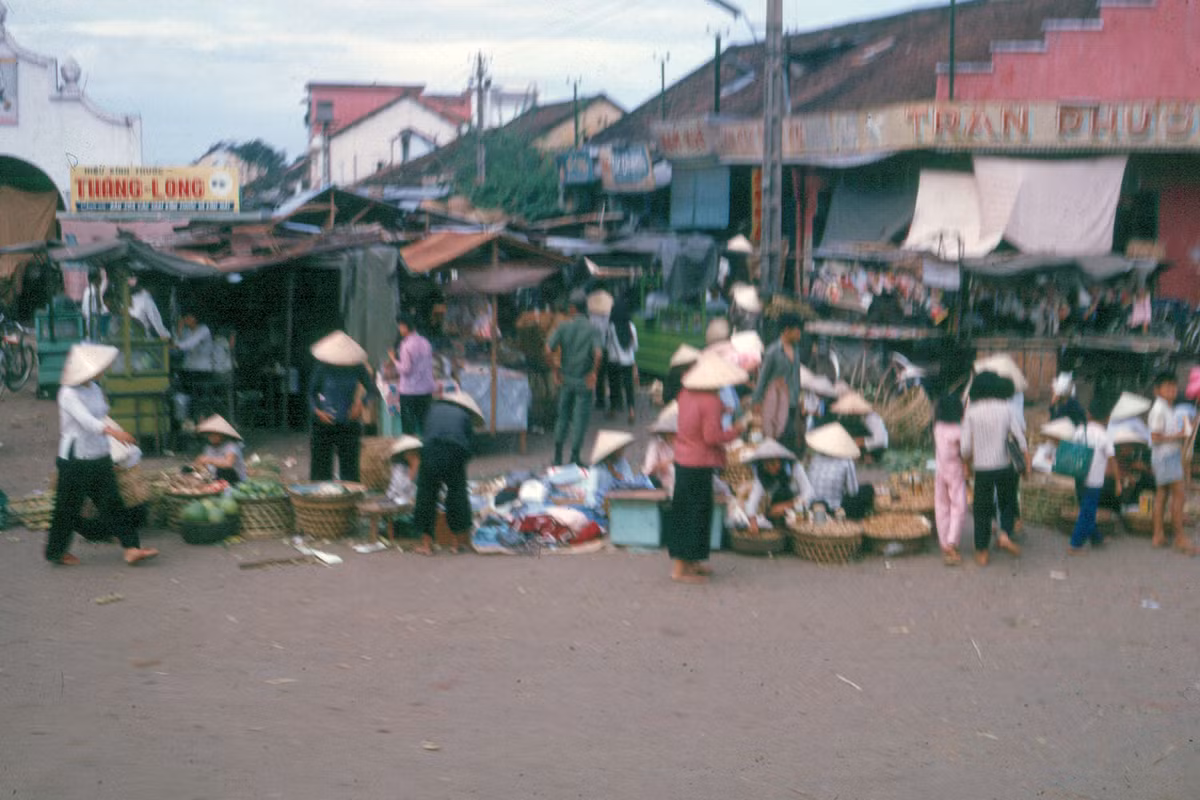 Chợ Thủ Đức, ngoại ô Sài Gòn năm 1965.