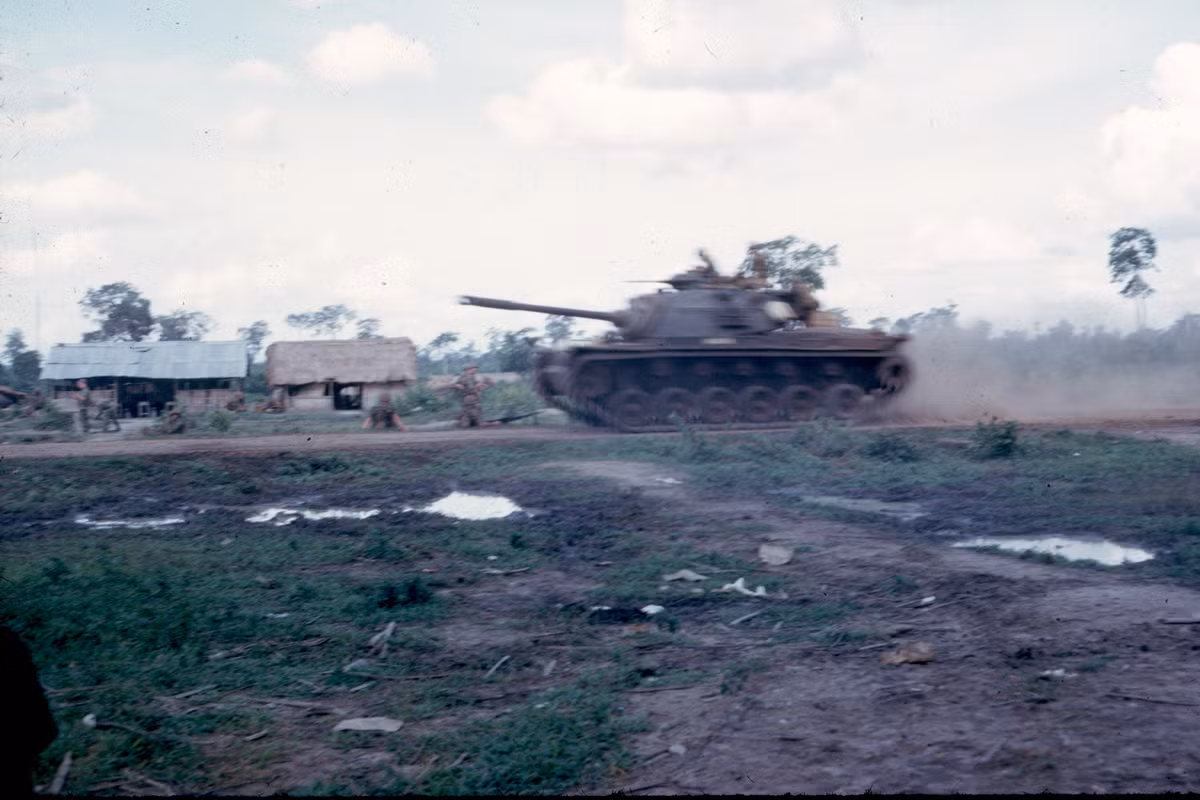 Xe tăng Mỹ di chuyển trên một con đường.