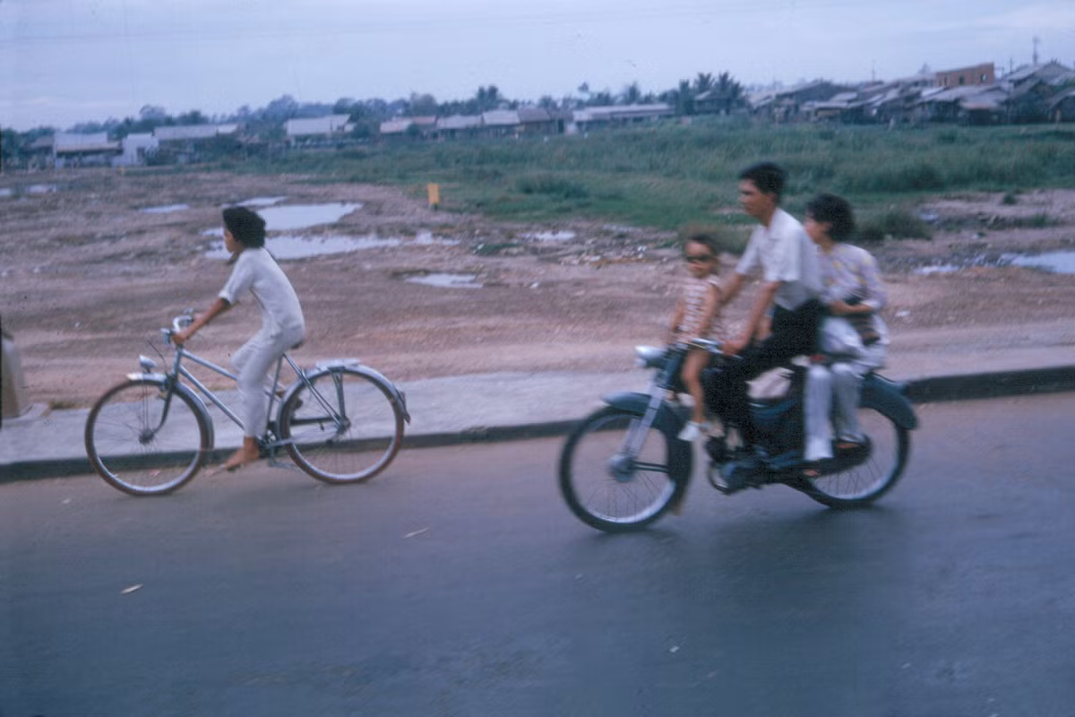 Trên một con đường ngoại ô Sài Gòn.