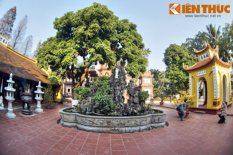 Thời Lê Kinh Tông (1600 – 1618), chùa được dời vào đảo Kim Ngư, là địa điểm hiện tại. Vào đời vua Lê Hy Tông (1675 - 1705), chùa đổi tên thành Trấn Quốc. Kiến trúc chùa ngày nay là sự kết hợp phong cách kiến trúc nhiều thời kỳ, trong đó kiến trúc nhà Nguyễn là chủ đạo.