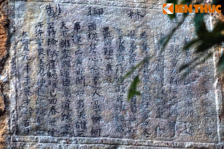 Bài thơ được dịch nghĩa như sau: “Nghĩ tới người xa đêm khổ tâm Thổ tù sao lại dám quân thân Thế gian đã có anh hùng chúa Thiên hạ ai tha kẻ nghịch thần Đường xá khó khăn đừng cậy hiểm Hang cùng đá ấm áp hơn xuân Yên được dân lành nhơ nhớp hết Dân ta được hưởng tấm lòng nhân”.