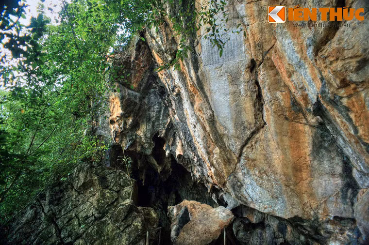 Vua thấy nơi đây cảnh đẹp, địa lý thuận lợi, nhà vua đã để lại bài thơ “Quế Lâm động chủ ngự chế” trên vách động và lời tựa gồm 14 dòng, mỗi dòng 10 chữ với 140 chữ Hán.