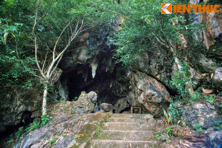 Vua đi tới đâu cũng được nhân dân ủng hộ nên quân của triều đình đã nhanh chóng dẹp tan bọn phản loạn. Trên đường về, vua cùng quân sỹ nghỉ chân tại Động La, còn được người dân địa phương gọi là “Thẳm báo ké” (Hang trai già) hay “Thẳm mỏ tóm” (Hang nồi đồng).