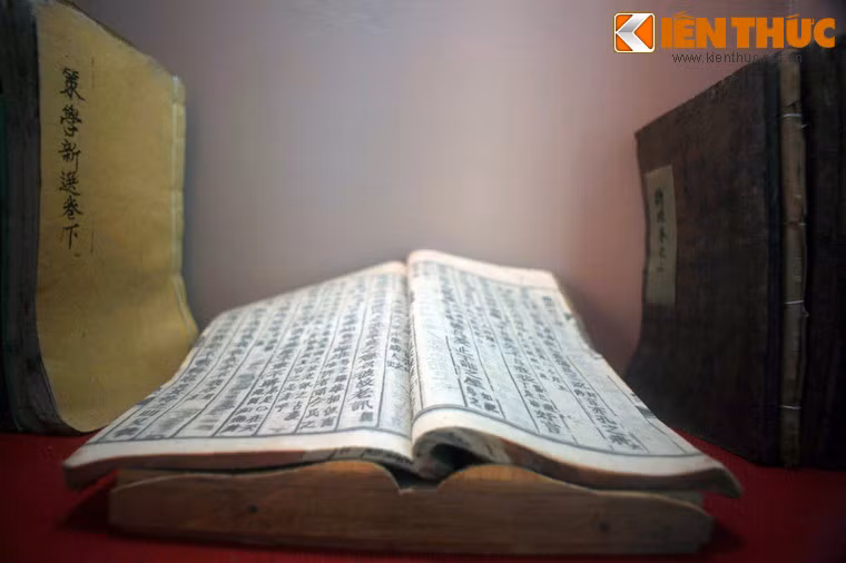 Đây là nơi trưng bày nhiều hiện vật, tư liệu liên quan đến cuộc đời và sự nghiệp của Cụ Nguyễn Sinh Sắc, nhất là thời gian Cụ ở Cao Lãnh và vùng đất Nam Bộ.