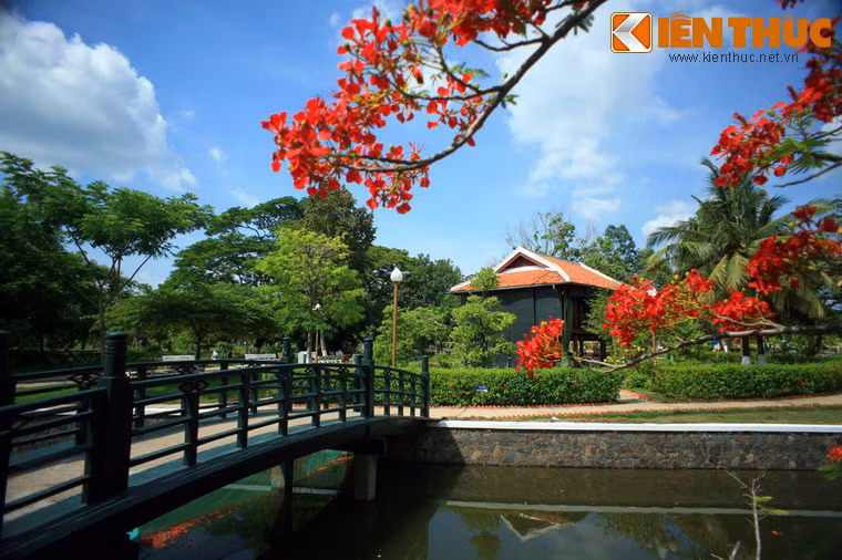 Trong khuôn viên khu di tích còn có nhà sàn Bác Hồ bên ao cá, phục dựng theo nguyên mẫu công trình ở Hà Nội.