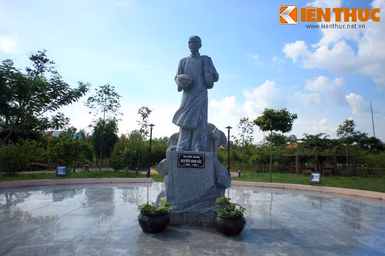 Tọa lạc ở số 123/1 Phạm Hữu Lầu, phường 4, thành phố Cao Lãnh, tỉnh Đồng Tháp, Khu di tích Cụ Phó bảng Nguyễn Sinh Sắc là một quần thể kiến trúc văn hoá độc đáo ghi ơn cụ Phó bảng Nguyễn Sinh Sắc, nhà nho yêu nước và là thân phụ Chủ tịch Hồ Chí Minh. Ảnh: Tượng đài cụ Nguyễn Sinh Sắc ở khu di tích.