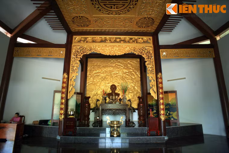 Cách lăng mộ không xa là đền thờ Cụ Phó bảng Nguyễn Sinh Sắc. Ngôi đền có kiến trúc giản dị nhưng toát lên vẻ trang nghiêm.