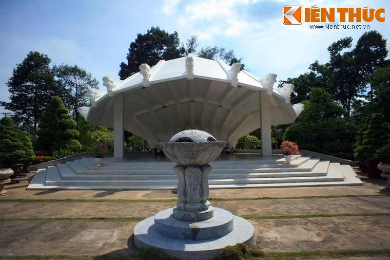 Trung tâm của khu di tích là ngôi mộ Cụ Phó bảng. Mộ quay về hướng Đông, có mái hình cánh sen cách điệu giống hình dáng bàn tay xòe úp xuống; trên mái đắp nổi tượng chín con rồng, tượng trưng cho các tỉnh Đồng bằng Sông Cửu Long luôn che chở và bảo vệ ngôi mộ người chí sĩ yêu nước.