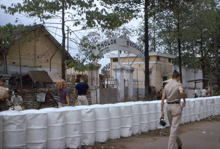 Cửa hàng PX Chợ Lớn (Post Exchange, hệ thống phân phối hàng hóa dành cho quân đội Mỹ tại nhiều tỉnh thành miền Nam Việt Nam).