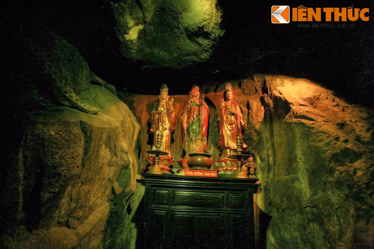 Bà đặt tên chúng là Thanh Xà, Bạch Xà và sau khi bà qua đời, đôi mãng xà cũng bỗng dưng biến mất.