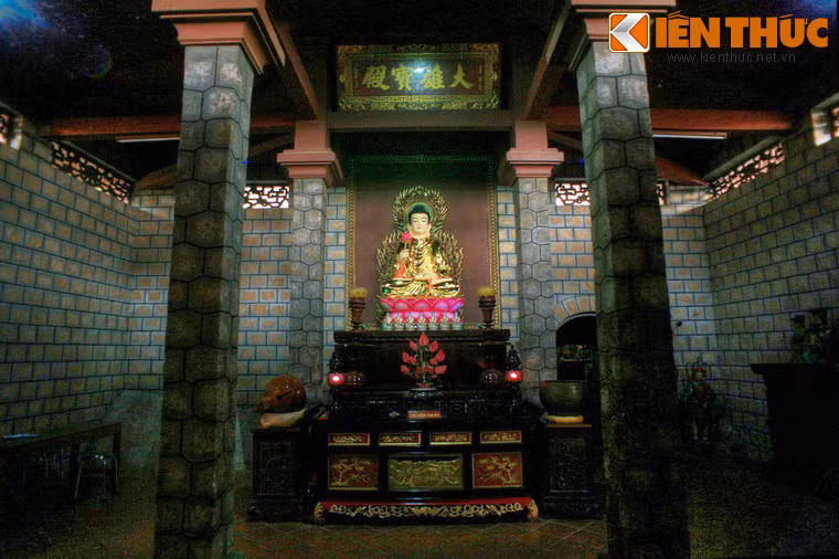 Bên trong chùa có hai hang núi, và chúng đều đã được sửa chữa và mở rộng để làm nơi thờ Phật.