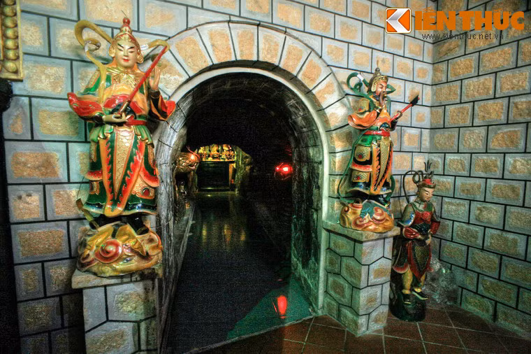 Theo giai thoại, kề bên am tu có một hang núi sâu, có đôi mãng xà to lớn dị thường ở trong hang ấy.