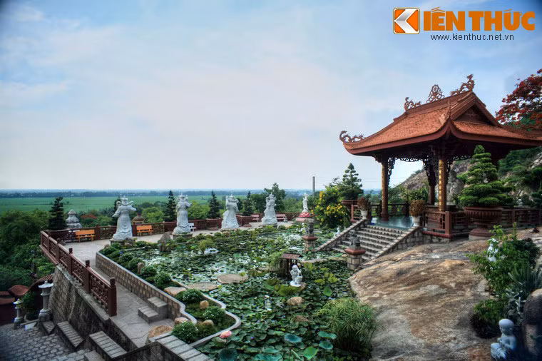 Bên cạnh các gian thờ tự, chùa còn các công trình khác dành cho du khách nghỉ chân hoặc làm nơi tu học và sinh hoạt của các sư...