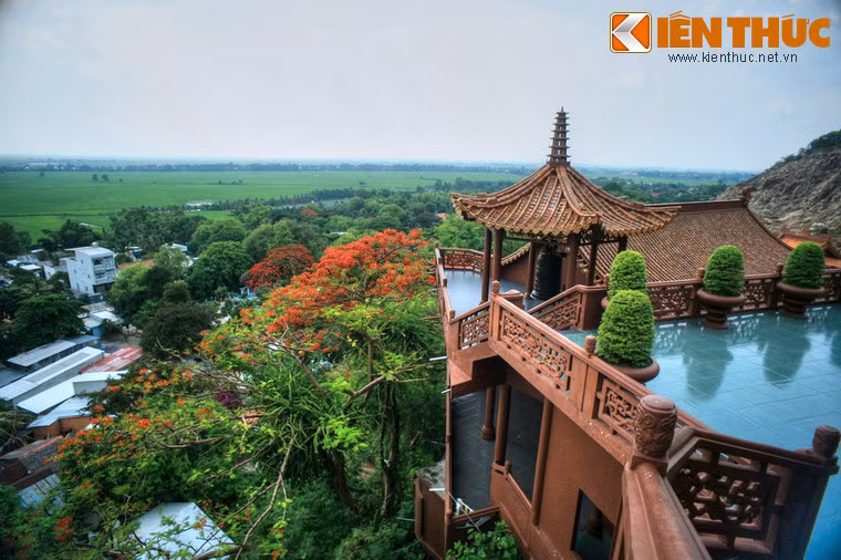 Từ sân chùa Phước Điền, khách thập phương có thể nhìn cảnh núi cao, hoặc ruộng đồng bát ngát...